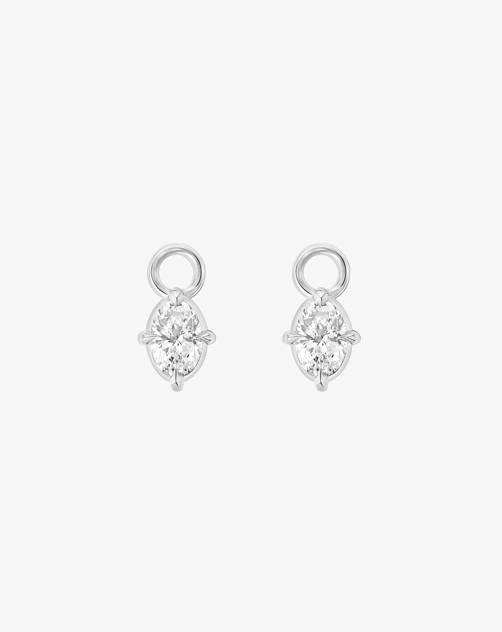Boussole Huggie Charm in White Gold - Oval Diamond