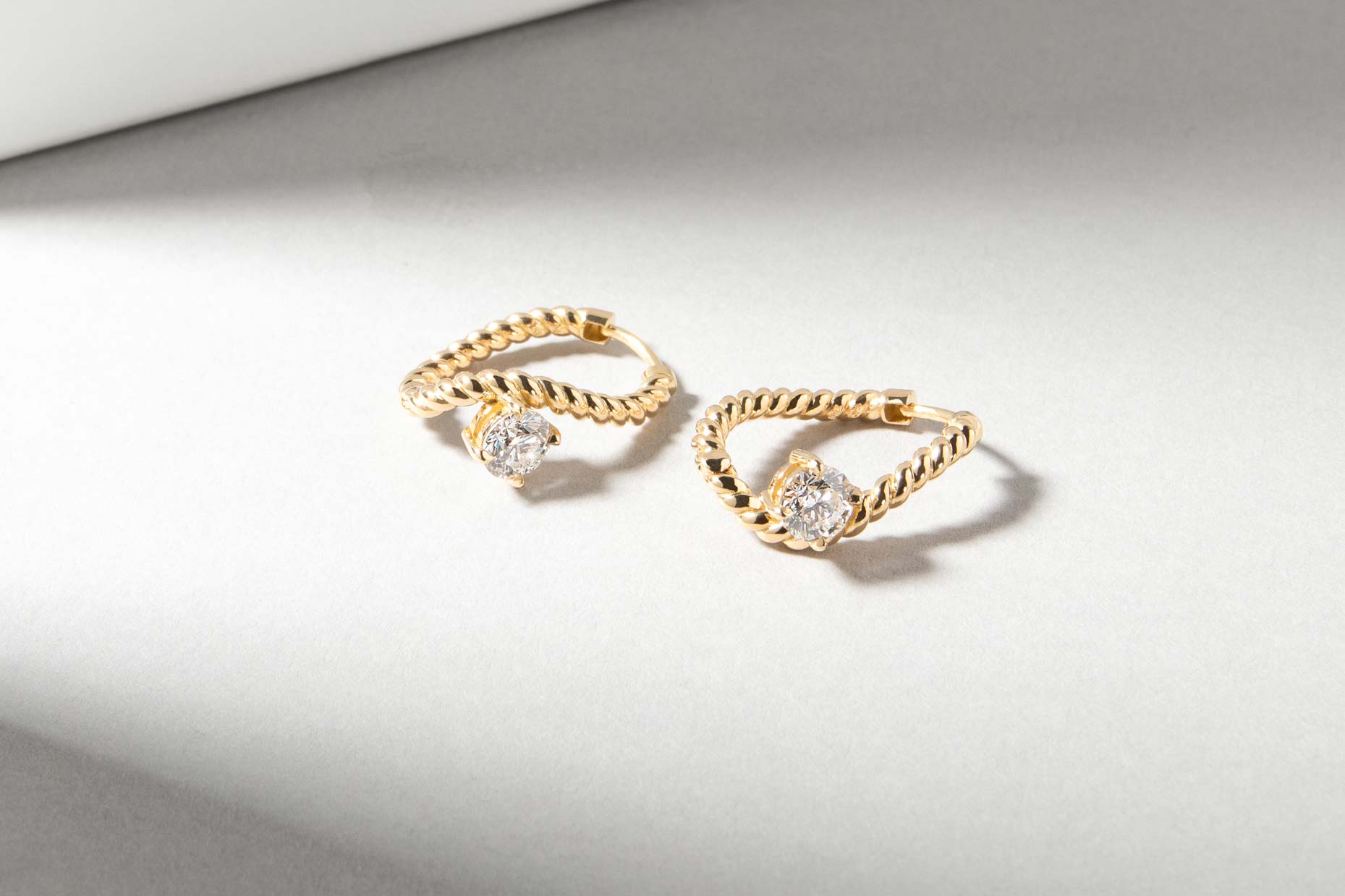Asymmetric Knots Earrings with Round Brilliant Diamonds