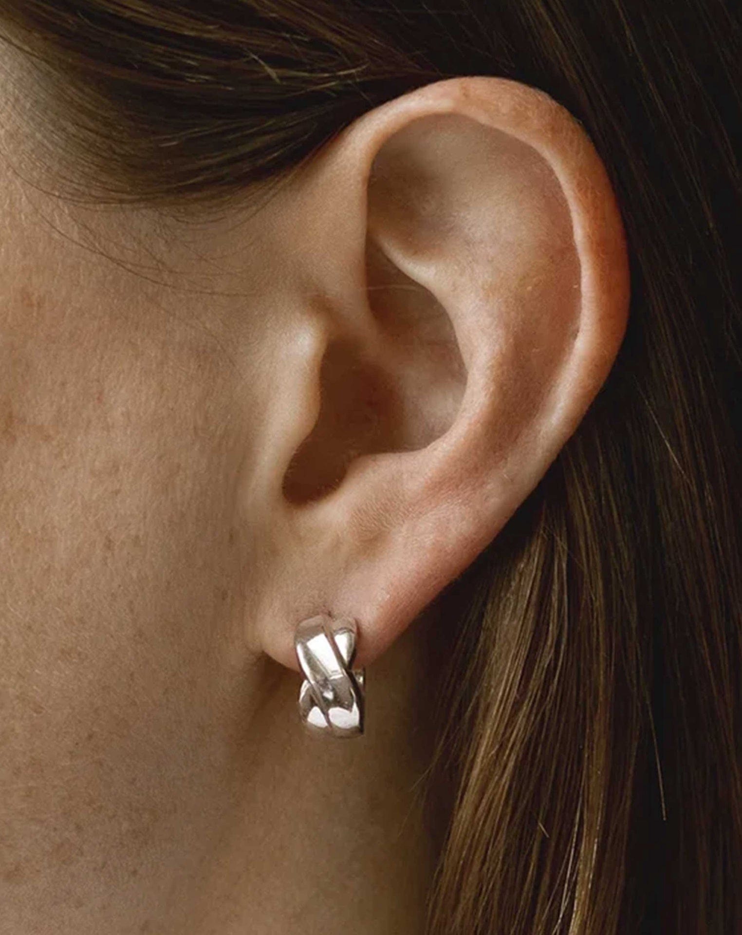 Lovers Knot Grand Huggies White Gold